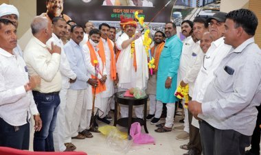 Respect for Service : सेवा कार्य व रतलाम के विकास के लिए भाजपा अजजा मोर्चा ने विधायक काश्यप का तीर-कमान भेंट कर किया अभिनंदन