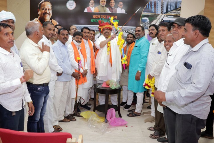 Respect for Service : सेवा कार्य व रतलाम के विकास के लिए भाजपा अजजा मोर्चा ने विधायक काश्यप का तीर-कमान भेंट कर किया अभिनंदन