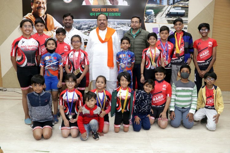 MLA Welcomed the Players : राज्य स्तरीय रोलर स्केटिंग चयन स्पर्धा में पदक जीतकर लौटे खिलाड़ियों से विधायक काश्यप बोले- अगली सदी में कई खेल रोलर स्केटिंग आधारित होंगे