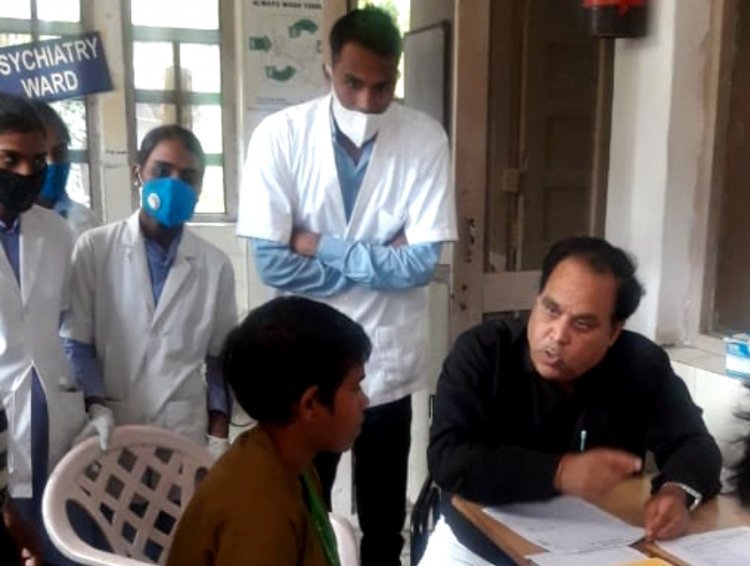 Social Concern : घर से बिना बताए निकल गई मनोरोगी युवती, काकानी सोशल वेलफेयर फाउंडेशन ने परिजन को ढूंढकर किया उनके हवाले
