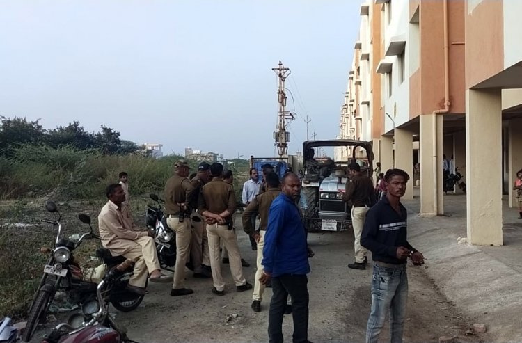 ये कैसी दादागीरी ? रेलवे की जमीन से अतिक्रमण हटाया तो PM आवास योजना के 60 फ्लैट में ताले तोड़ कर लिया कब्जा