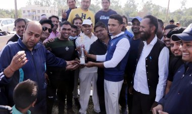 क्रिकेट मैच ने बढ़ाई पुलिस और पत्रकारों की मैत्री, शब्द और डंडे नहीं मैदान पर बरस रहे थे रन,  एसपी ने खिलाड़ियों को मैडल से नवाजा