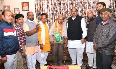कमल पुष्प अभियान में भाजपा पदाधिकारियों ने घर-घर जाकर किया बुजुर्ग नेताओं का सम्मान तो ताजा हो गईं पुरानी यादें