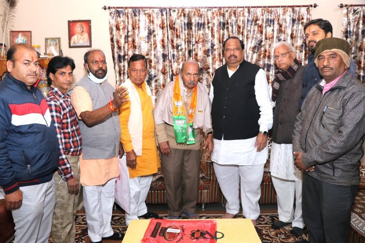 कमल पुष्प अभियान में भाजपा पदाधिकारियों ने घर-घर जाकर किया बुजुर्ग नेताओं का सम्मान तो ताजा हो गईं पुरानी यादें