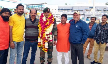 राजपूत बटालियन सिक्किम के नायक पद से सेवानिवृत्त होकर गृह नगर रतलाम लौटने पर ईश्वर सिंह का WREU कार्यालय में हुआ स्वागत