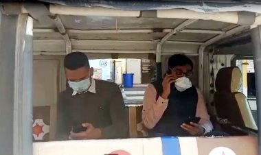 सख्ती का अनूठा तरीका : कोरोना के चहेतों को पकड़ने मैजिक से शहर में घूमे DM और SP, बिना मास्क घूमने वालों को अस्थायी जेल भेजा, 23 दुकानें सील की