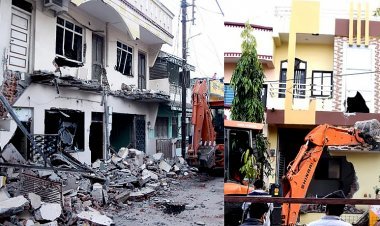 30 गुंडों, सटोरियों व ब्याजखोरों के विरुद्ध प्रशासन-पुलिस का ऑपरेशन क्लीन, 4 हिस्ट्रीशीटर के मकानों पर चला बुलडोजर, देखते रहें पिक्चर अभी बाकी है