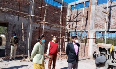 पहली ही नजर में DM को दिख गया ऑडिटोरियम का घटिया निर्माण, इंजीनियर से बोले- अगर निर्माण की क्वालिटी ऐसी ही रही तो निलंबित हो जाओगे