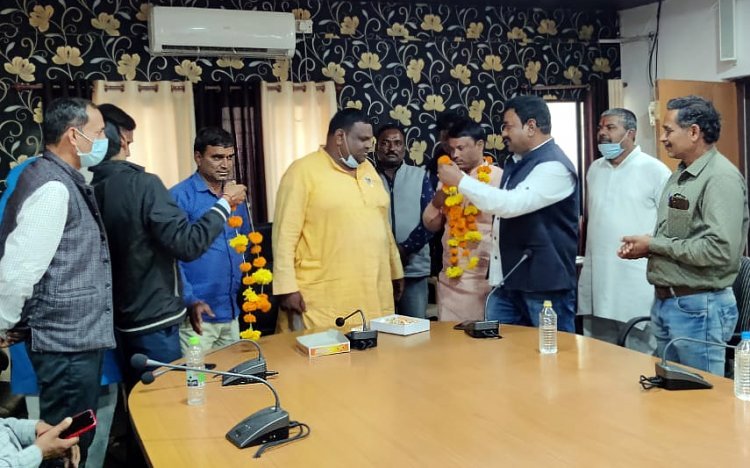 जिला पंचायत प्रधान के पद पर परमेश मईड़ा की पुनः बहाली, पूर्व उपाध्यक्ष धाकड़ सहित अन्य ने मुंह मीठा करवा कर दी बधाई और शुभकामनाएं