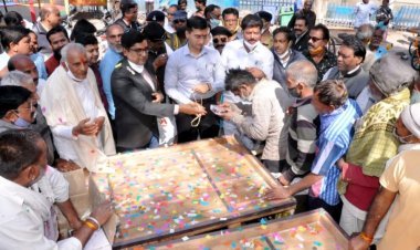 सृजन वादों व दावों से नहीं बल्कि श्रम करने वालों से होता है, इसलिए 80 श्रमसाध्य हाथों को विकास की गाड़ी सौंपी, आत्मनिर्भर बनने के लिए प्रोत्साहित किया