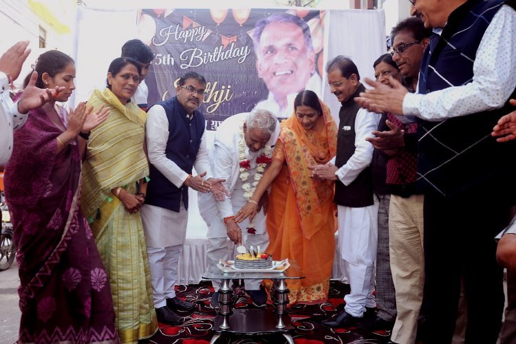 जनता की 'हिम्मत' पूर्व गृह मंत्री कोठारी ने 75वें साल में रखा कदम, सेवा कार्य कर मनाया जन्मदिन, शुभेच्छुओं ने घर जाकर दी शुभकामनाएं