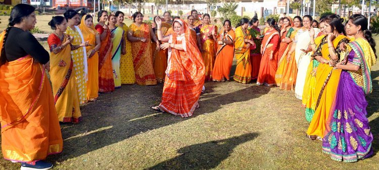 नई ऋतु के आगमन के सूचक वसंतोत्सव को सनातन महिला मंडल ने किया सेलिब्रेट, किसी ने किया नृत्य तो किसी ने गाए तराने, खेल स्पर्धाएं भी हुईं