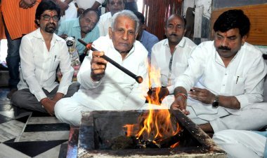 रूस और यूक्रेन के मध्य जारी युद्ध के विराम एवं विश्व शांति की कामना से पूर्व गृहमंत्री हिम्मत कोठारी मित्र मंडल ने किया यज्ञ और लघु रुद्राभिषेक