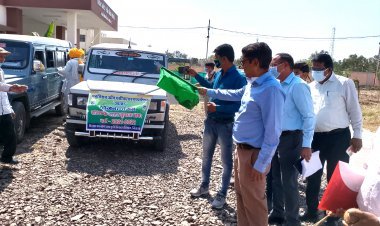 कृषि वैज्ञानिकों से चर्चा और नई तकनीक जानने के लिए 18 किसानों का दल राजस्थान रवाना, कलेक्टर दिखाई हरी झंडी