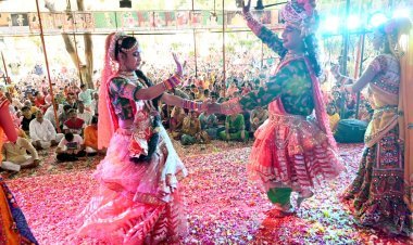 रतलाम में बरसाने की होली सा आनंद, अनिरुद्ध मुरारी के भजनों पर झूमे जूना पीठाधीश्वर आचार्य श्री अवधेशानंद गिरी जी महाराज के भक्त