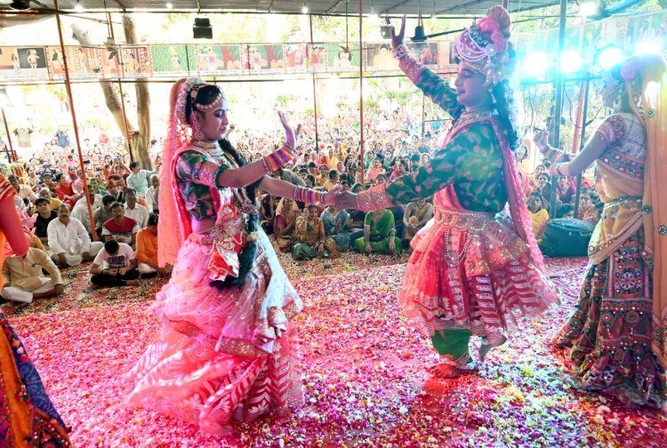 रतलाम में बरसाने की होली सा आनंद, अनिरुद्ध मुरारी के भजनों पर झूमे जूना पीठाधीश्वर आचार्य श्री अवधेशानंद गिरी जी महाराज के भक्त