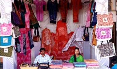 वोकल फॉर लोकल : ‘एक स्टेशन एक प्रोडक्ट’ के तहत उज्जैन रेलवे स्टेशन पर भेरूगढ़ प्रिंट वाले कपड़ों की लगी स्टॉल, महिला स्व-सहायता 15 अप्रैल तक करेगी संचालन