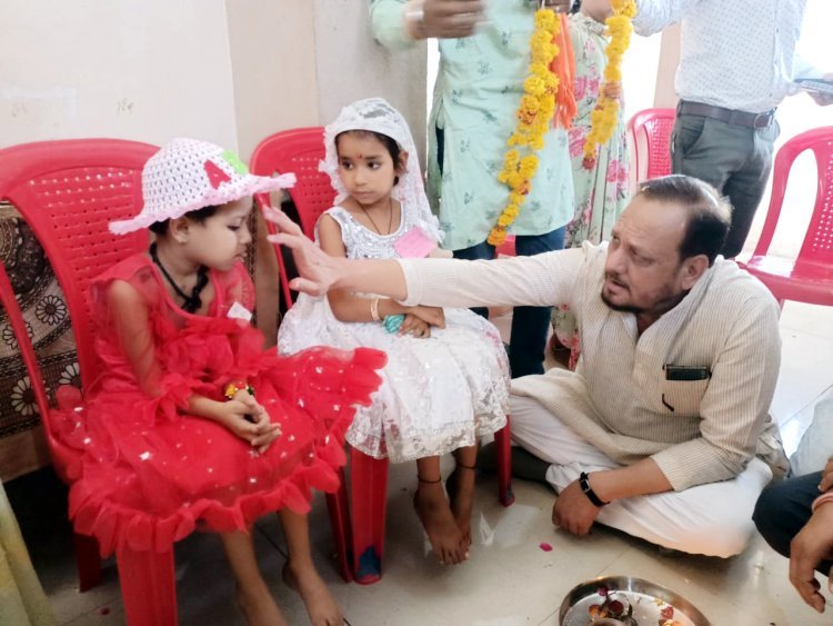विधायक डॉ. पांडेय ने हर आंगनवाड़ी को स्वेच्छानुदान से 10 हजार और परिवार की ओर से 11 हजार रुपए प्रदान किए, 18 आंगनवाड़ियां समाजसेवियों ने गोद लीं