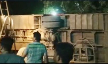 रतलाम जिले में बड़ा हादसा : इंदौर से जोधपुर जा रही बस पलटी, 1 बच्चे की मौत, 42 यात्री घायल, 6 गंभीर घायल रतलाम जिला अस्पताल रैफर, देखें वीडियो...