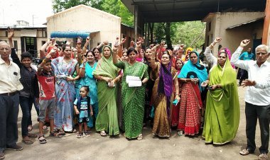 बिजली कंपनी के अफसर से बोलीं महिलाएं- अभी चूड़ी लाए हैं, अगली बार पहनाकर  पूरे शहर में घुमाएंगे