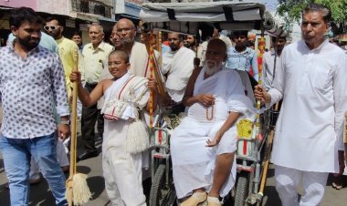 संयम की शक्ति : 45 डिग्री तापमान में 40 दिन में 650 किमी दूरी तय कर आचार्य बंधु बेलड़ी पहुंचे रतलाम, बोले- स्वच्छता में इंदौर तो संयम में रतलाम सिरमौर