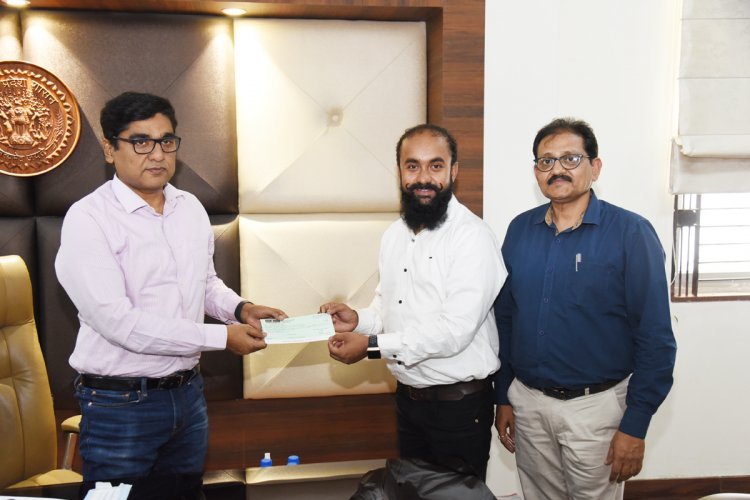 कोरोना में माता-पिता को खो चुकी प्रेरणा का होम लोन चुकने के लिए रत्नेश पांडेय फाउंडेशन ने बढ़ाया हाथ, 5.48 रुपए का चेक प्रदान किया