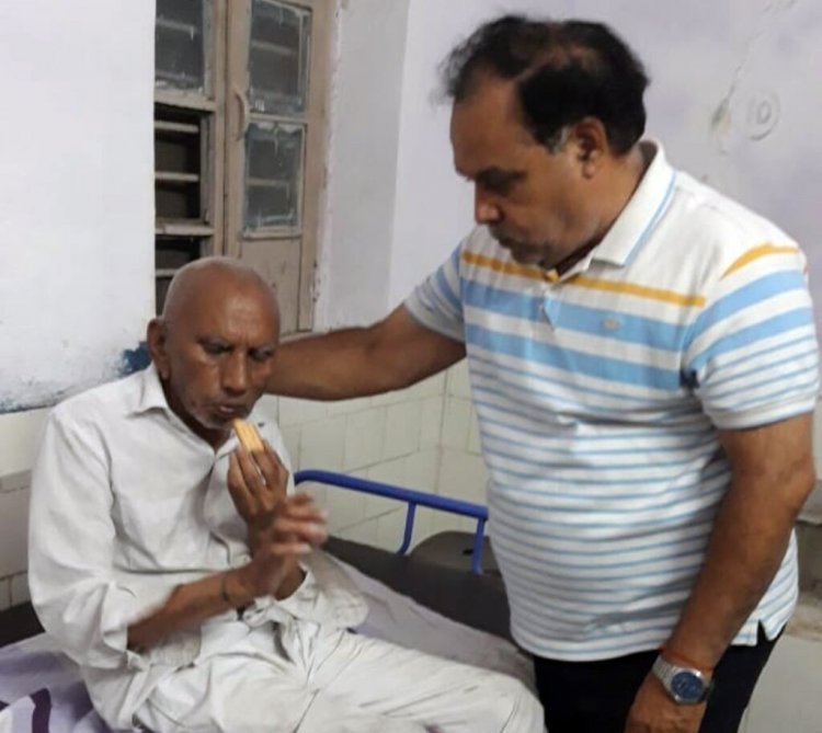घर से भटके 75 वर्षीय बुजुर्ग अपनों से मिले तो चेहरा खिल उठा, समाजसेवी काकानी के प्रयासों से बनी बात