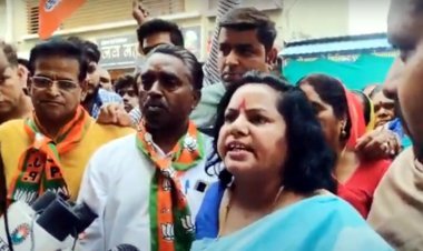 टिकट कटने से नाराज पूर्व एमआईसी सदस्य सीमा टांक व अन्य दावेदारों का विधायक निवास पर प्रदर्शन, कहा- टिकट नहीं बदला तो निर्दलीय भरेंगे नामांकन