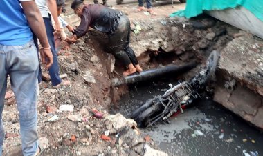 अंधेर नगरी – बेशर्म सिस्टम : ढाई महीने से खुले नाले में बाइक सहित गिरा युवक, क्षेत्र के दुकानदार बोले- नगर निगम को किसी की जान जाने का है इंतजार