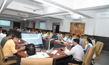 रतलाम DM की चेतावनी... : सरकारी काम में लेन-देन हुआ और दलाल कार्यालयों में घूमते नजर आए तो हो जाएगी जेल, कर्मचारियों का समय पर दफ्तर नहीं आना व फाइल रोकना भी भ्रष्टाचार