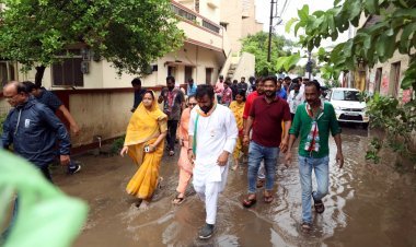 एक जनसंपर्क ऐसा भी : कांग्रेस के महापौर उम्मीदवार मयंक जाट ने बरसते पानी में जानी समस्याएं, लोग बोले- अब की बार नहीं चाहिए भाजपा की नगर सरकार