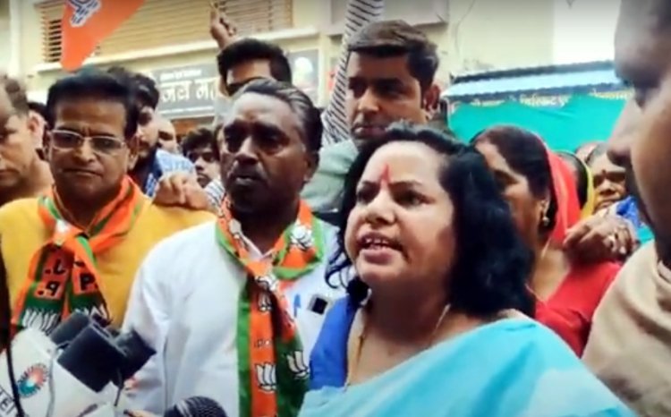 टिकट कटने से नाराज पूर्व एमआईसी सदस्य सीमा टांक व अन्य दावेदारों का विधायक निवास पर प्रदर्शन, कहा- टिकट नहीं बदला तो निर्दलीय भरेंगे नामांकन