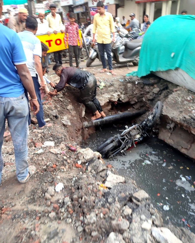 अंधेर नगरी – बेशर्म सिस्टम : ढाई महीने से खुले नाले में बाइक सहित गिरा युवक, क्षेत्र के दुकानदार बोले- नगर निगम को किसी की जान जाने का है इंतजार