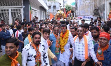 भाजपा : पौधारोपण कर महापौर प्रत्याशी ने शुरू किया जनसंपर्क, भाजपा महिला मोर्चा ने कमल के फूल की मेहंदी लगाई