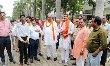 चुनाव प्रचार के अंतिम दिन भाजपा महापौर प्रत्याशी पटेल ने विधायक काश्यप के साथ इप्का फैक्ट्री में किया जनसंपर्क