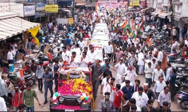 कमलनाथ के दो किमी लम्बे काफिले ने किया रोड शो, हजारों हाथों ने महापौर प्रत्याशी मयंक व अन्य को दिया दिया जीत का आशीर्वाद
