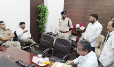 विद्यार्थी की आत्महत्या का मामला : कलेक्टर व एसपी जांच के लिए आयुर्वेदिक महाविद्यालय परिसर पहुंचे, स्टाफ तथा विद्यार्थियों से पूछताछ की