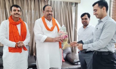 कलेक्टर सूर्यवंशी व एसपी तिवारी पहुंचे विधायक काश्यप के जनसंपर्क कार्यालय, कुशलक्षेम जानी और शुभकामनाएं भी दीं