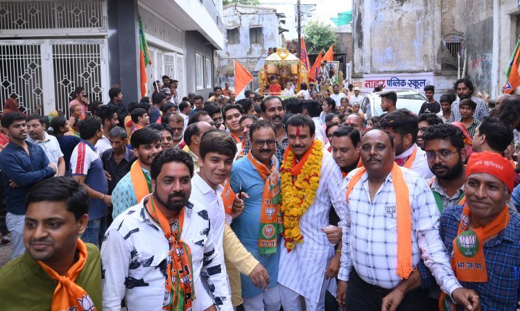 भाजपा : पौधारोपण कर महापौर प्रत्याशी ने शुरू किया जनसंपर्क, भाजपा महिला मोर्चा ने कमल के फूल की मेहंदी लगाई