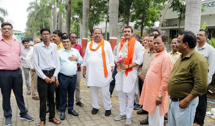 चुनाव प्रचार के अंतिम दिन भाजपा महापौर प्रत्याशी पटेल ने विधायक काश्यप के साथ इप्का फैक्ट्री में किया जनसंपर्क