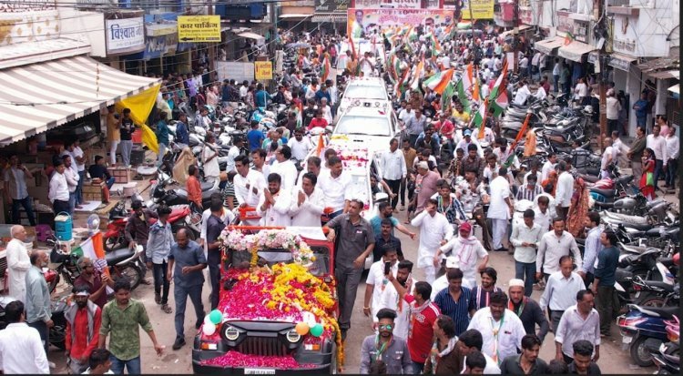 कमलनाथ के दो किमी लम्बे काफिले ने किया रोड शो, हजारों हाथों ने महापौर प्रत्याशी मयंक व अन्य को दिया दिया जीत का आशीर्वाद