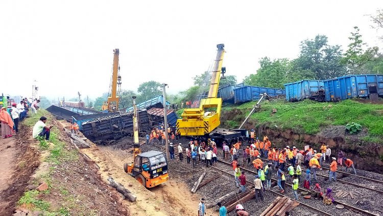 रेल हादसे का असर : 24 घंटे बाद भी रतलाम-वडोदरा सेक्शन में रेल यातायात बाधित, 59 ट्रेनें के मार्ग बदले, 38 निरस्त, 1 को करना पड़ा रिशेड्यूल
