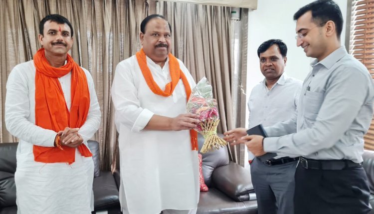 कलेक्टर सूर्यवंशी व एसपी तिवारी पहुंचे विधायक काश्यप के जनसंपर्क कार्यालय, कुशलक्षेम जानी और शुभकामनाएं भी दीं