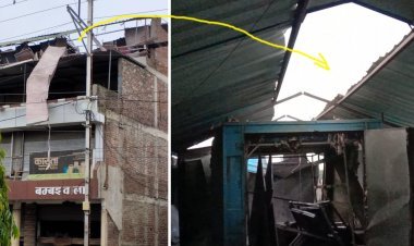 रतलाम में लोहे की अलमारी बनाने के कारखाने में धमका, उड़ी पतरे की छत, एसपी ने दिए जांच के आदेश, देखें वीडियो...