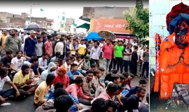 हनुमान प्रतिमा पर मिला था जला कपड़ा, तीन दिन में भी नहीं हुई गिरफ्तारी, पुलिस चौकी के सामने प्रदर्शन कर लगाए नारे, देखें वीडियो...