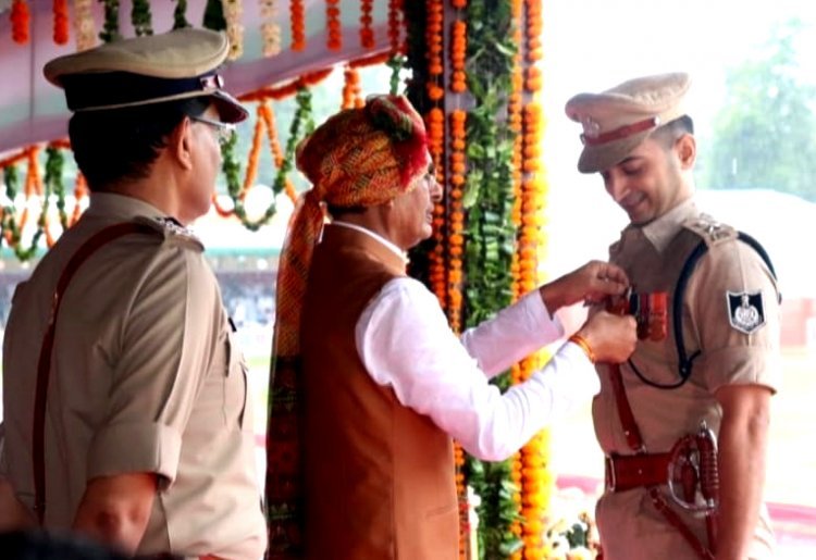 एसपी अभिषेक तिवारी को मिला राष्ट्रपति वीरता पदक, भोपाल में मुख्यमंत्री शिवराज सिंह चौहान ने किया सम्मानित, नक्सलियों से मुठभेड़ के लिए मिला सम्मान