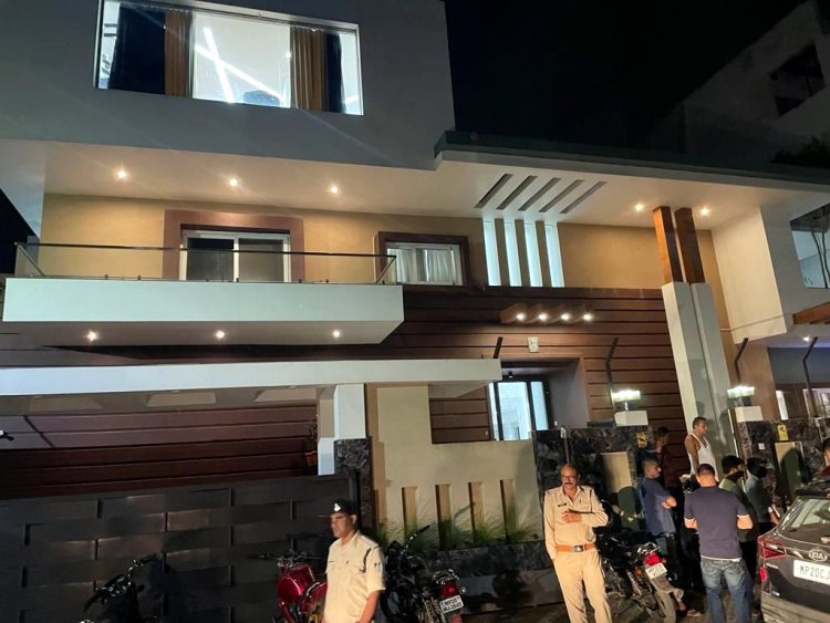 जबलपुर आरटीओ संतोष पाल के गढ़ा फाटक सहित अन्य ठिकानों पर EOW का छापा, आय से 650 गुना ज्यादा मिली संपत्ति, देखें वीडियो...