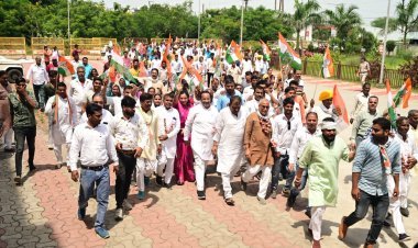 लहसुन और प्याज की माला पहनकर कांग्रेस नेताओं ने किया प्रदर्शन, उचित दाम दिलाने व लंपी वायरस की रोकथाम के लिए सौंपा ज्ञापन