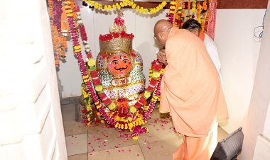 जूनापीठाधीश्वर आचार्य महामंडलेश्वर स्वामी श्री अवधेशानंद गिरीजी ने श्री बरबड़ हनुमानजी के दर्शन कर की गौसेवा