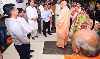 जूनापीठाधीश्वर आचार्य महामंडलेश्वर स्वामी अवधेशानंदजी पहुंचे रतलाम, राज्य अतिथि की कलेक्टर सूर्यवंशी व एसपी तिवारी ने की अगवानी